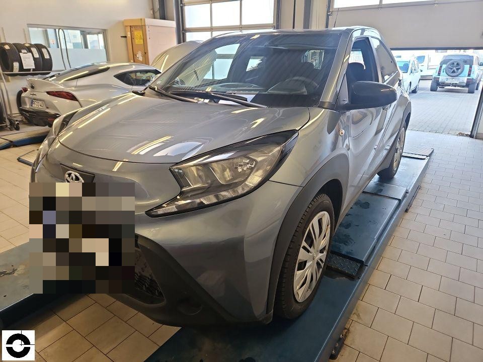 Frontansicht schräg rechts, Fahrzeug auf Hebebühne in Werkstatt, keine sichtbaren Schäden