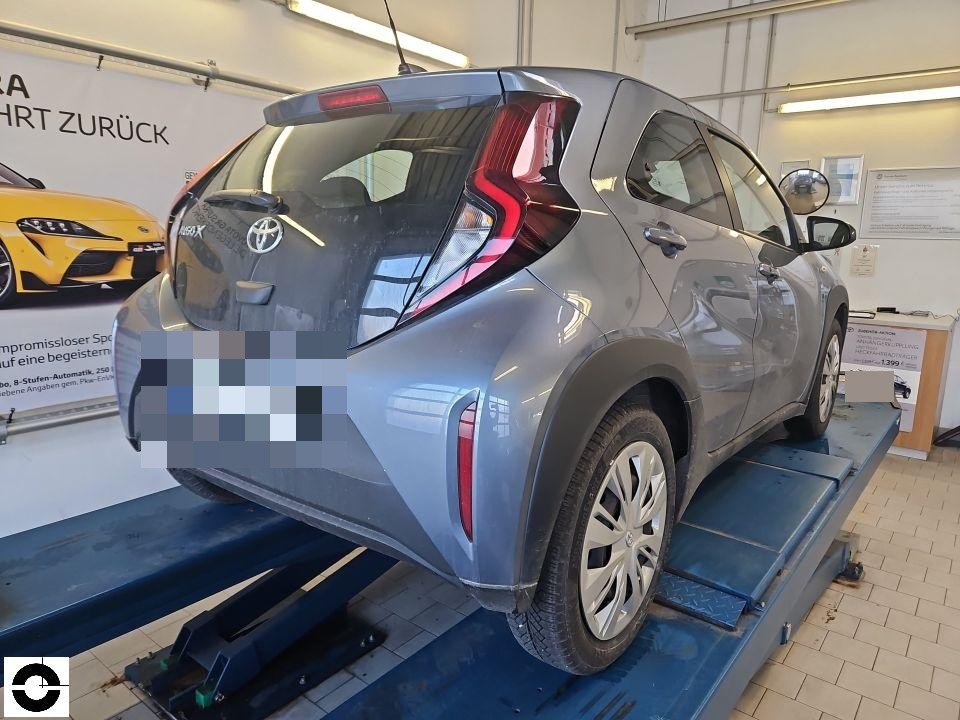 Heckansicht schräg rechts, Fahrzeug auf Hebebühne in Werkstatt, keine sichtbaren Schäden