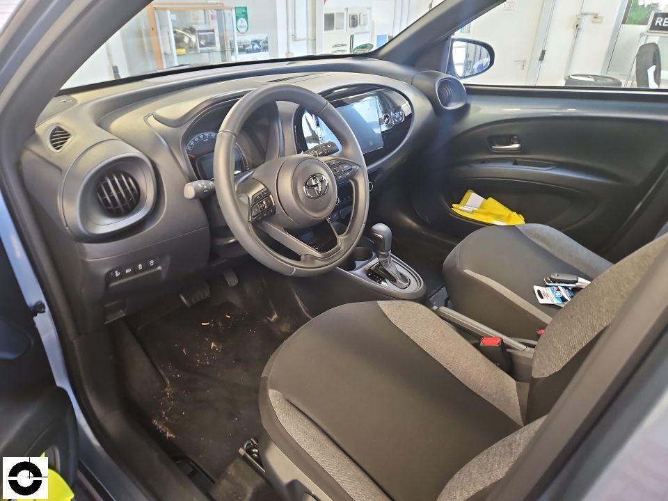 Innenraum Fahrerseite, Lenkrad, verschmutzter Fußraum mit Wasserschaden