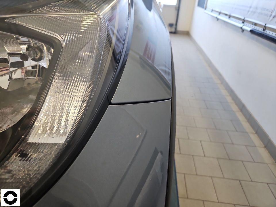 Nahaufnahme linker Frontscheinwerfer und Kotflügel, keine sichtbaren Schäden