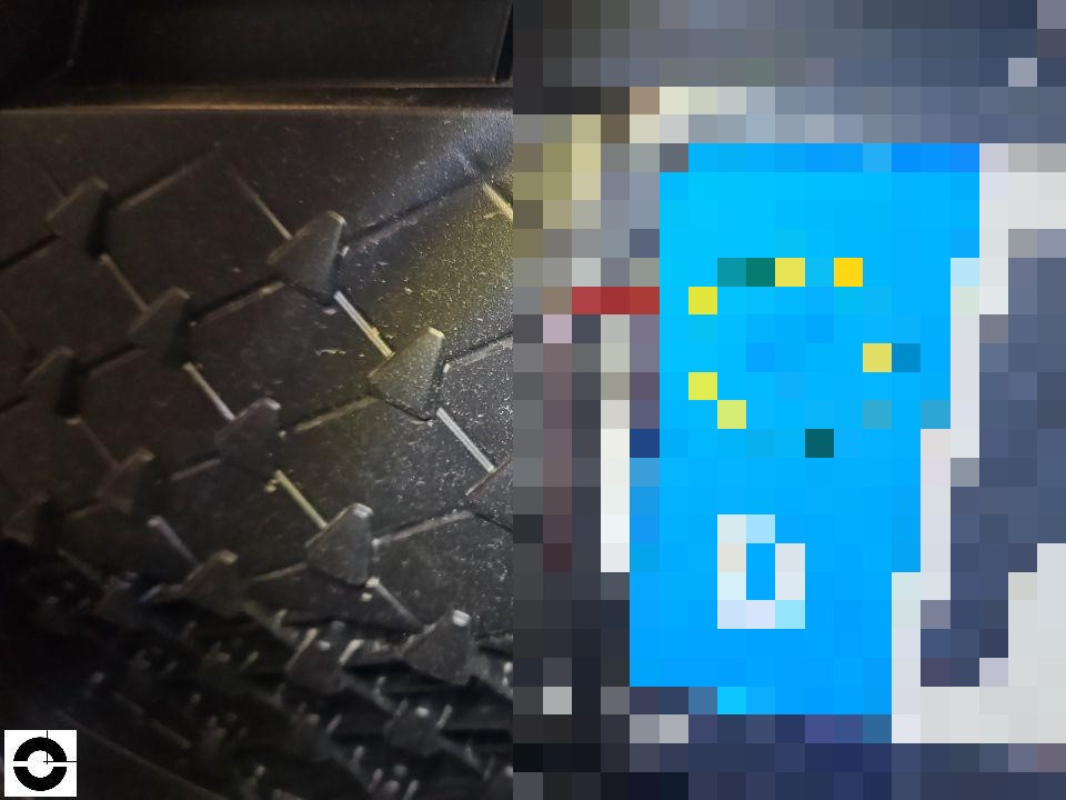 Nahaufnahme Reifenprofil mit Profiltiefenmesser, ausreichende Profiltiefe erkennbar