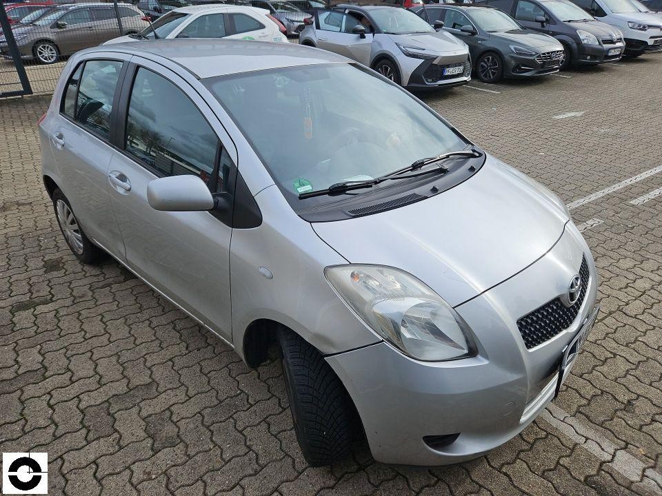 Frontansicht schräg rechts, silbernes Fahrzeug auf Parkplatz, keine sichtbaren Schäden