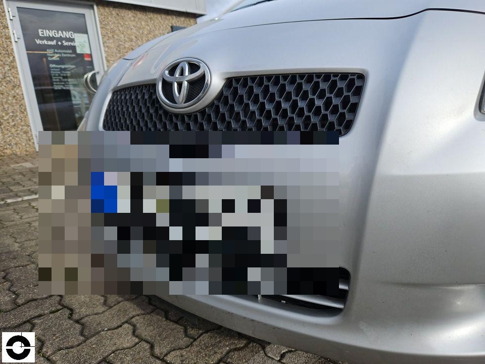 Frontansicht, silbernes Fahrzeug mit Toyota-Emblem, Kennzeichen pixeliert, keine sichtbaren Schäden