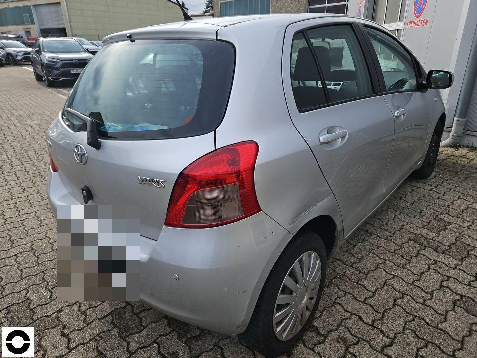 Heckansicht schräg rechts, silberner Yaris, keine sichtbaren Schäden