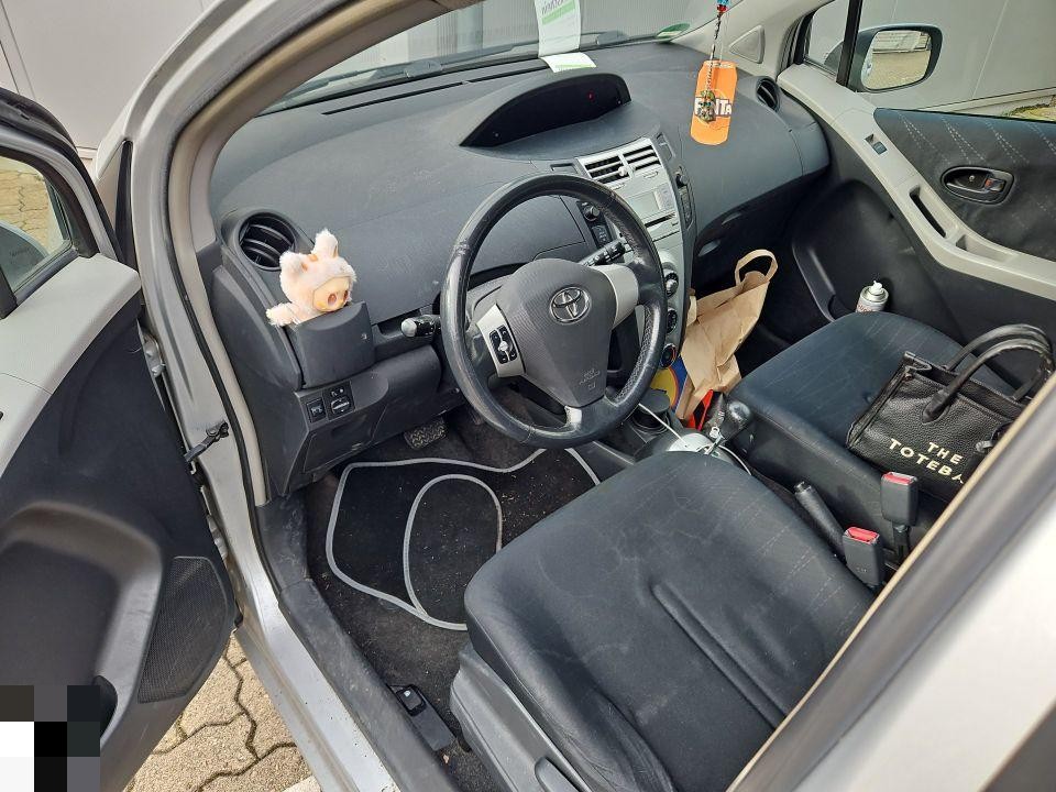 Innenraum von Fahrerseite, geöffnete Tür, Blick auf Armaturenbrett und Sitze