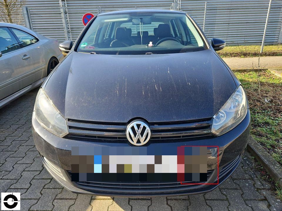 Frontansicht, Motorhaube mit Kratzspuren und Verschmutzungen, Kennzeichen pixeliert