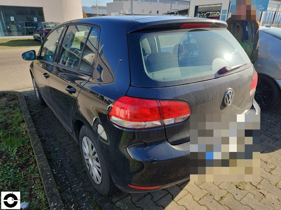 Heckansicht schräg links, dunkelblaues Fahrzeug, Kennzeichen pixeliert, keine sichtbaren Schäden