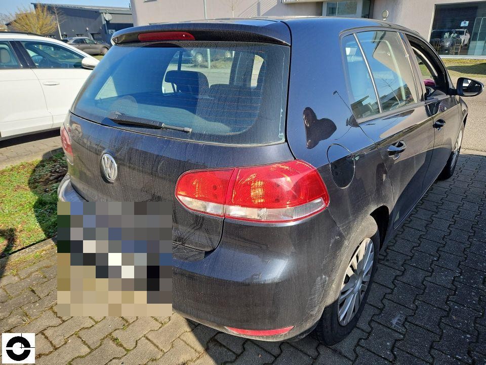 Heckansicht schräg rechts, Kratzer und Verschmutzungen an hinterer Stoßstange und Seitenwand