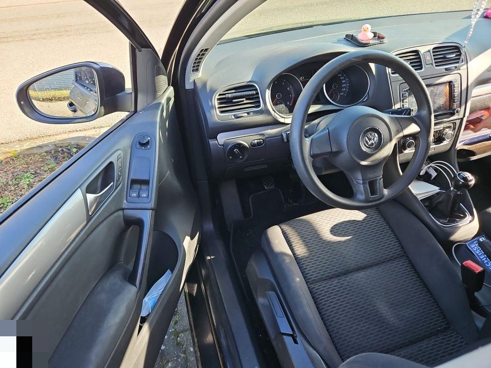 Innenraum Fahrerseite, geöffnete Tür, Blick auf Lenkrad und Armaturenbrett