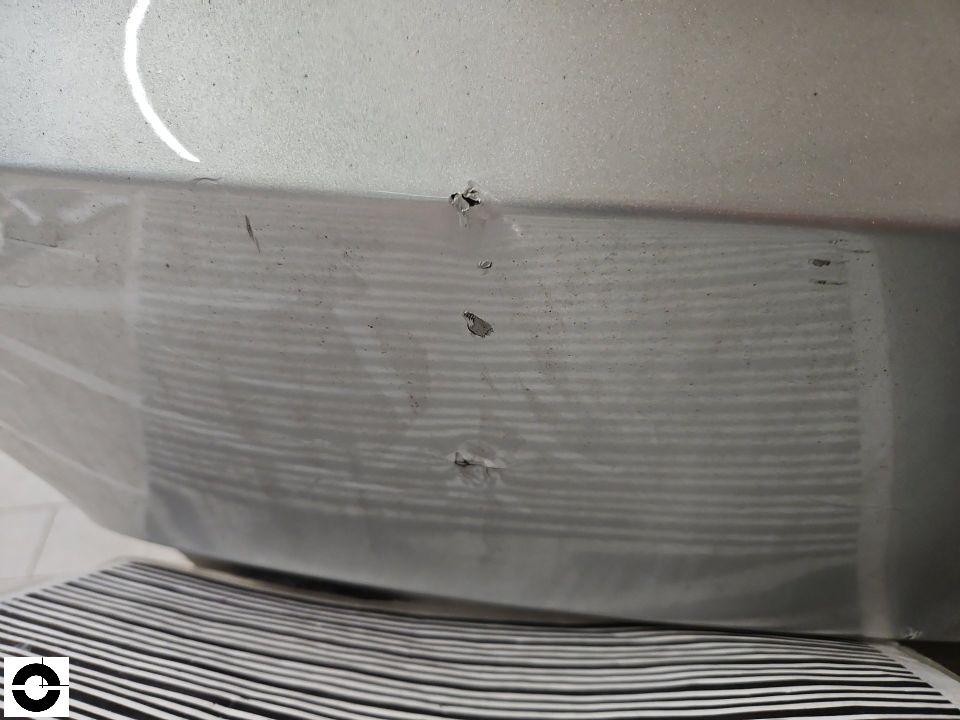 Heckschürze/Stoßstange mit deutlichen Schleifspuren und Kratzern, silber lackiert