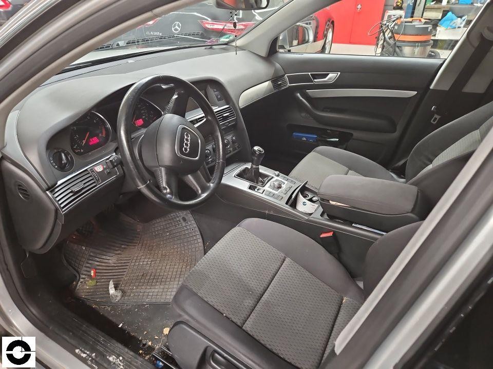 Innenraum von Fahrerseite, Blick auf Armaturenbrett, Lenkrad und Vordersitze, keine Schäden erkennbar