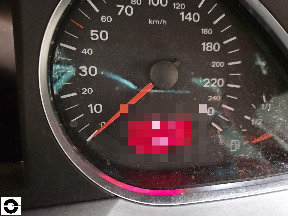 Tachometer-Nahaufnahme, Kilometerstand teilweise verpixelt, Geschwindigkeitsanzeige bei ca. 0 km/h