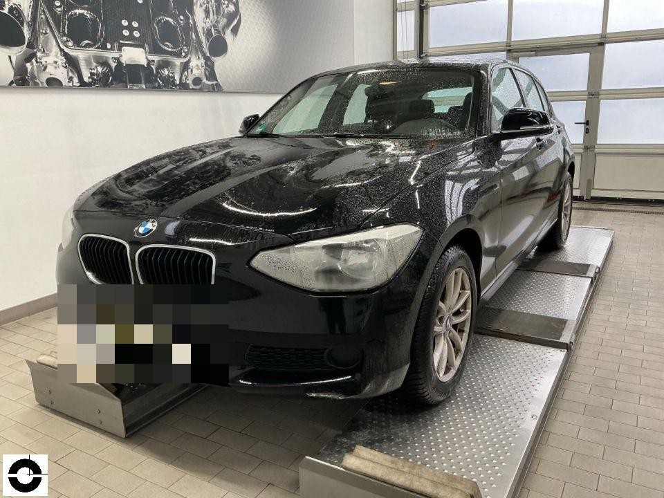 Frontansicht schräg rechts, Fahrzeug auf Hebebühne in Werkstatt, keine sichtbaren Schäden