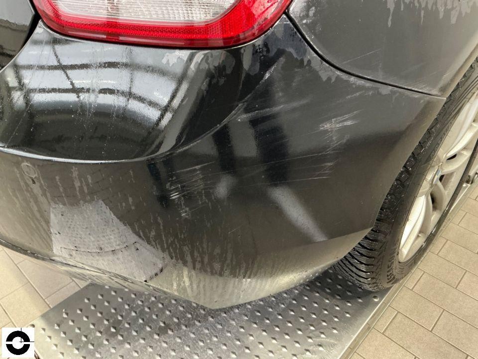 Hintere Stoßstange links, Kratzer und Schleifspuren am Eckbereich