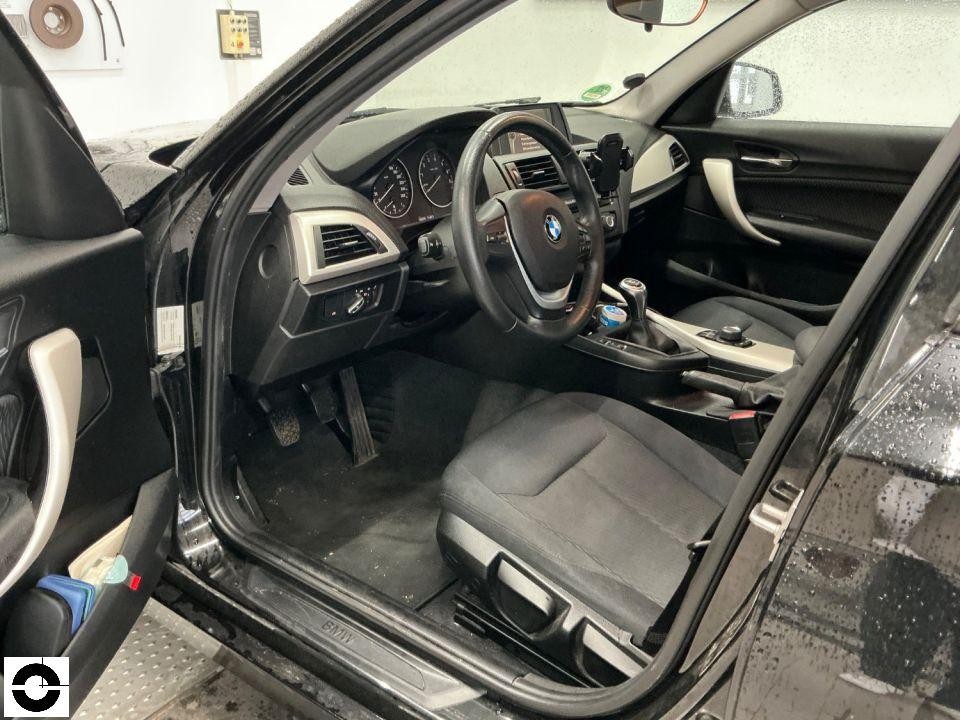 Innenraum von Fahrerseite, geöffnete Tür, Lenkrad und Armaturenbrett sichtbar, keine Schäden erkennbar