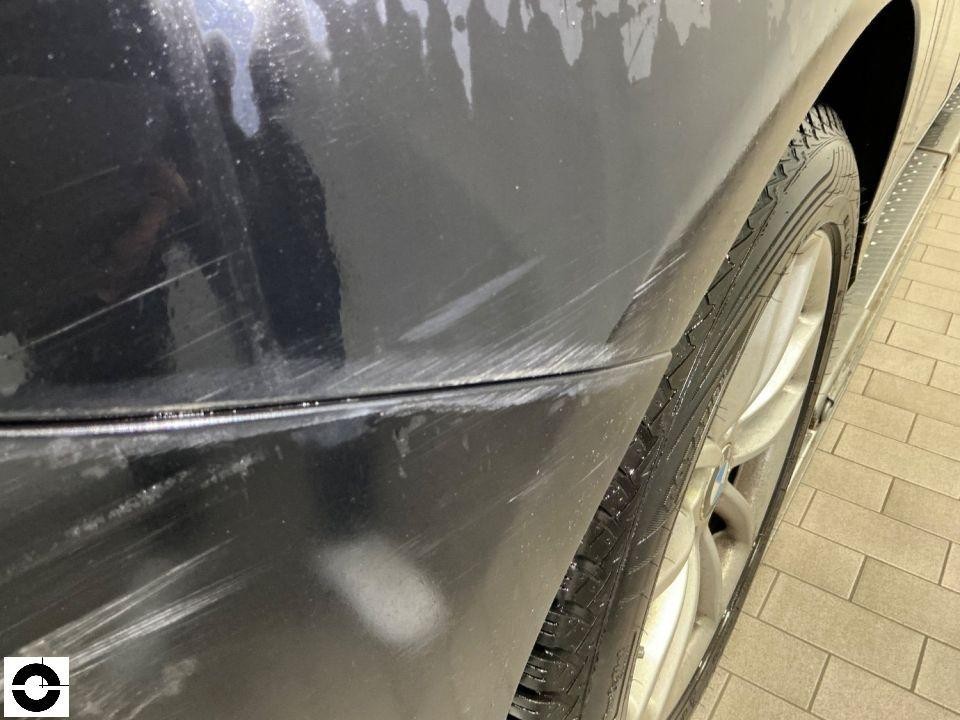 Nahaufnahme Kratzer und Schürfspuren am hinteren Kotflügel links, Radlauf sichtbar