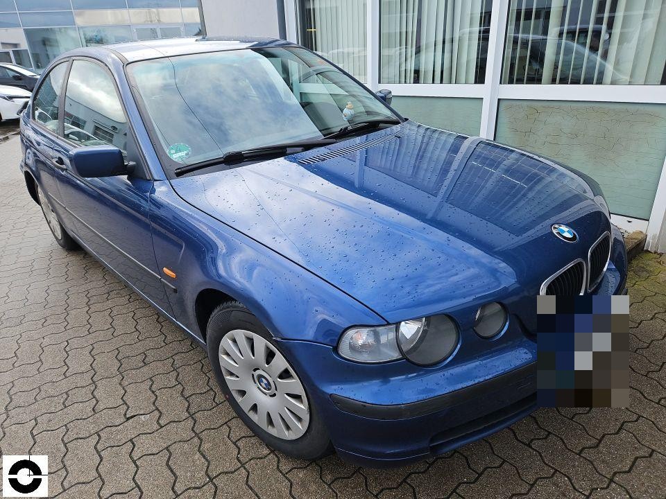 Frontansicht schräg rechts, nasse Motorhaube, keine sichtbaren Schäden