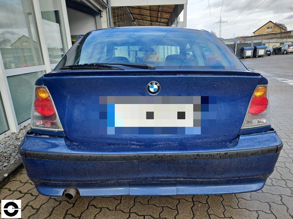 Heckansicht, blaues Fahrzeug, Kennzeichen pixeliert, leichte Verschmutzung