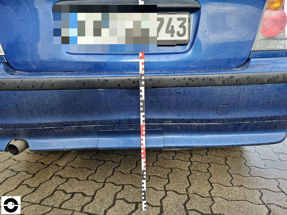 Heckansicht mit Messlatte, Stoßstange verschmutzt, Kennzeichen teilweise pixeliert, Endziffer 743 sichtbar