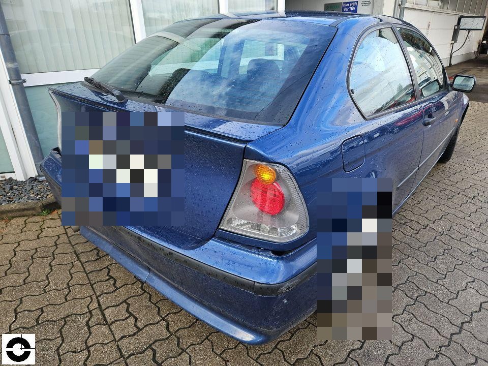 Heckansicht schräg rechts, blaue Limousine mit Regentropfen, Kennzeichen pixeliert