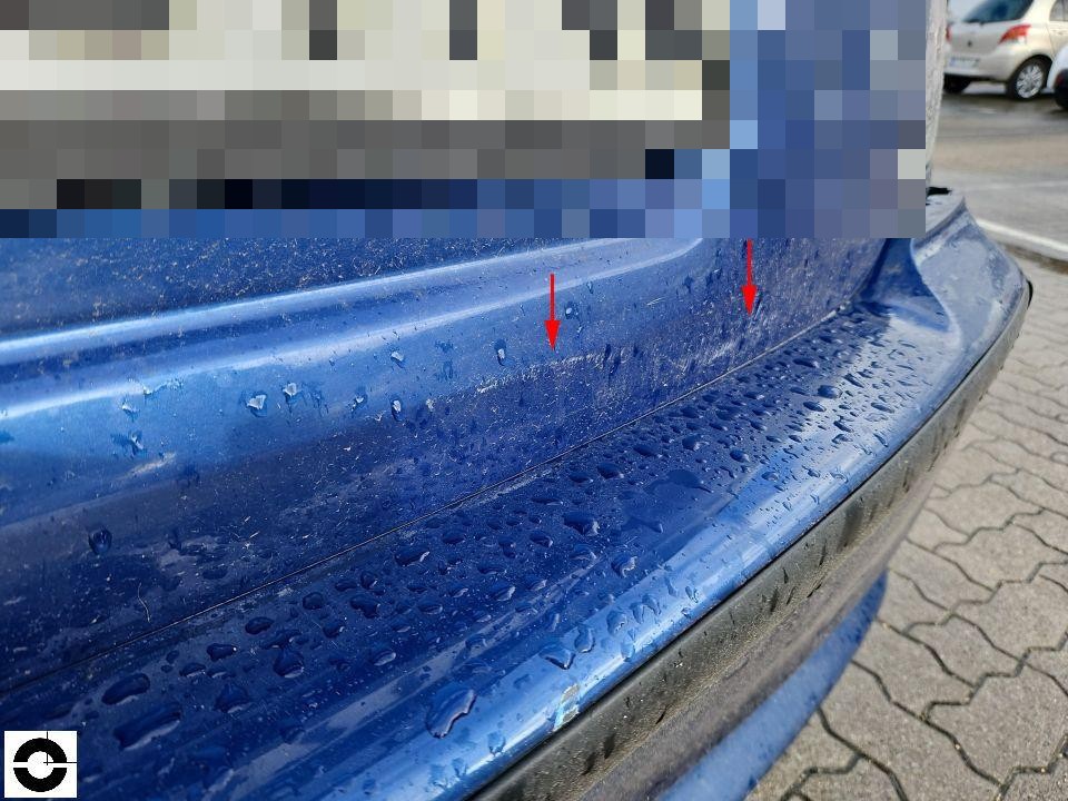 Hintere Stoßstange blau, Kratzer und Lackschäden mit roten Pfeilen markiert