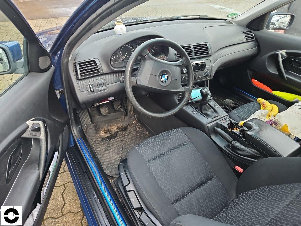 Innenraum Fahrerseite, Blick auf Lenkrad, Armaturenbrett und Vordersitze, keine Schäden erkennbar