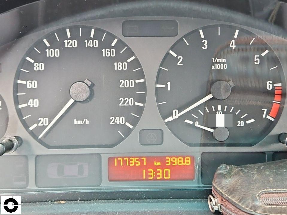 Kombiinstrument mit Tacho, Drehzahlmesser, Kilometerstand 177357 km, Uhrzeit 13:30