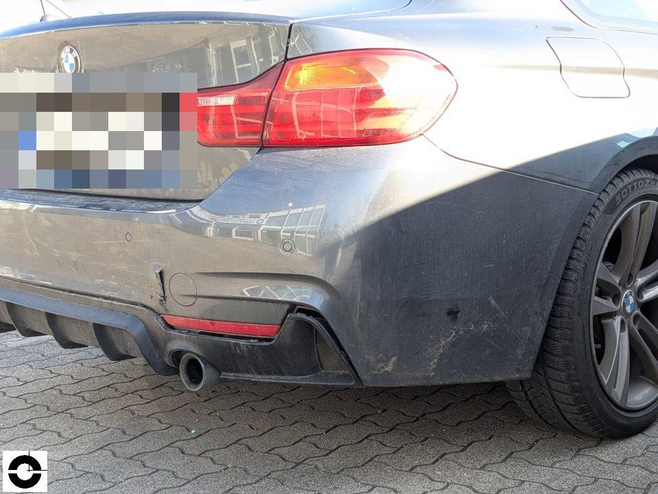 Heckansicht rechts, Stoßfänger mit Kratzern und Verschmutzungen, Auspuffblende sichtbar