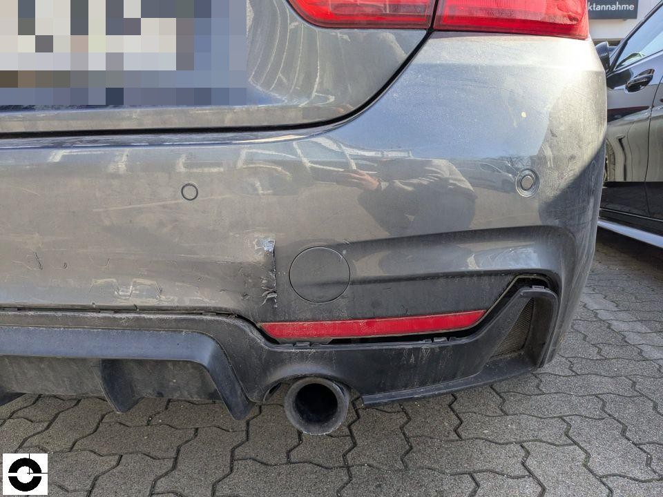 Heckansicht, Stoßfänger hinten mit Kratzern und Schürfschäden links
