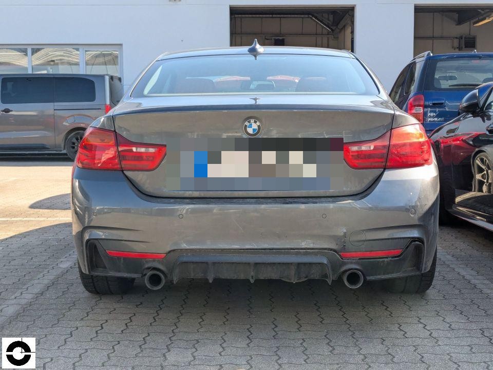 Heckansicht, Stoßstange mit Kratzern und Verschmutzungen, Kennzeichen pixeliert