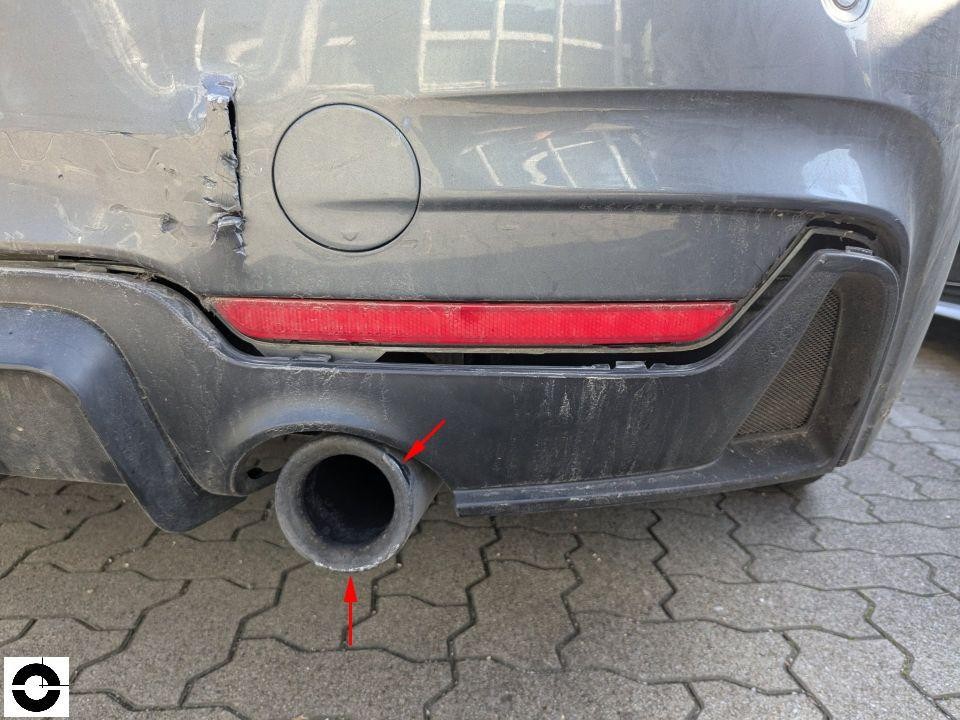 Heckschürze links mit Riss und Kratzern, Auspuffendrohr sichtbar