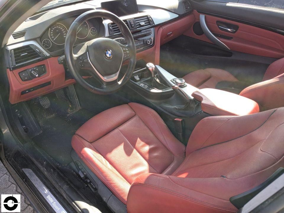 Innenraum mit roter Lederausstattung, Blick auf Fahrersitz und Cockpit