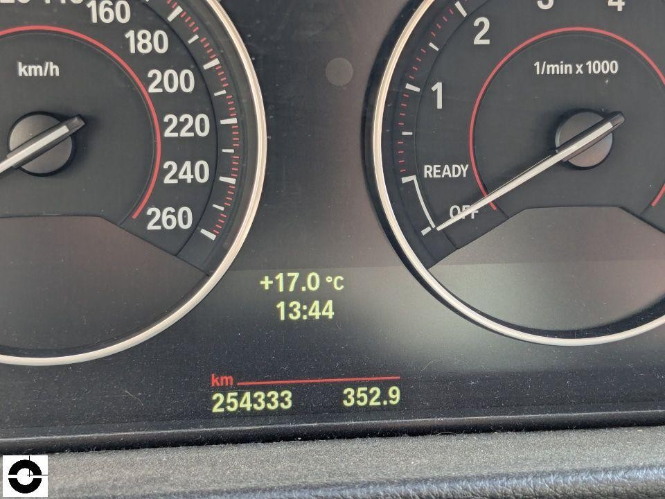 Kombiinstrument mit Tacho, Drehzahlmesser, Kilometerstand 254333 km, Temperatur- und Uhranzeige