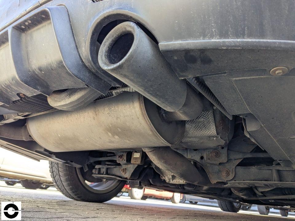 Unterbodenansicht mit Auspuffanlage und Endschalldämpfer, leichte Verschmutzung