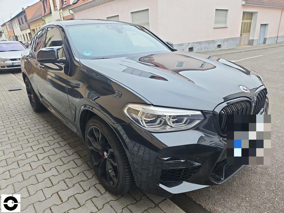 Frontansicht schräg rechts, schwarzes SUV, Kennzeichen pixeliert, keine sichtbaren Schäden