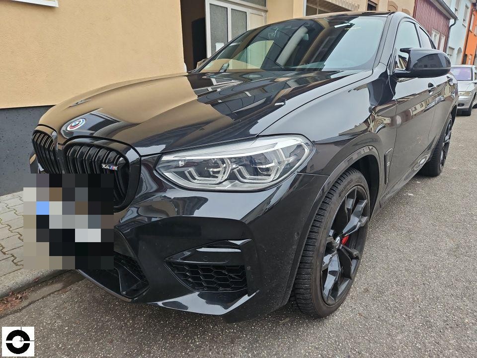 Frontansicht schräg von links, schwarzes SUV, keine sichtbaren Schäden