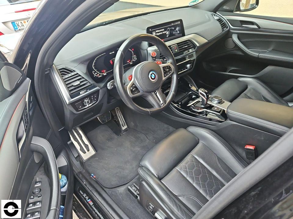 Innenraum Fahrerseite, schwarze Lederausstattung, M-Sportlenkrad, digitales Cockpit, keine Schäden erkennbar