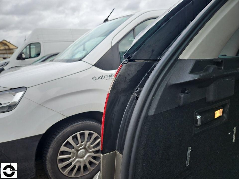 Geöffnete Beifahrertür von innen, Blick auf Türverkleidung und B-Säule