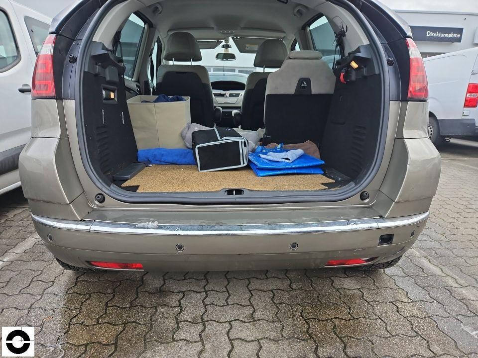 Heckansicht mit geöffneter Heckklappe, Blick in Kofferraum mit diversen Gegenständen