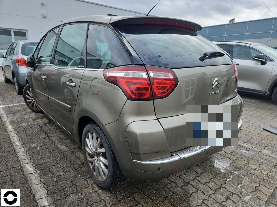 Heckansicht schräg links, Fahrzeug auf Parkplatz, keine sichtbaren Schäden