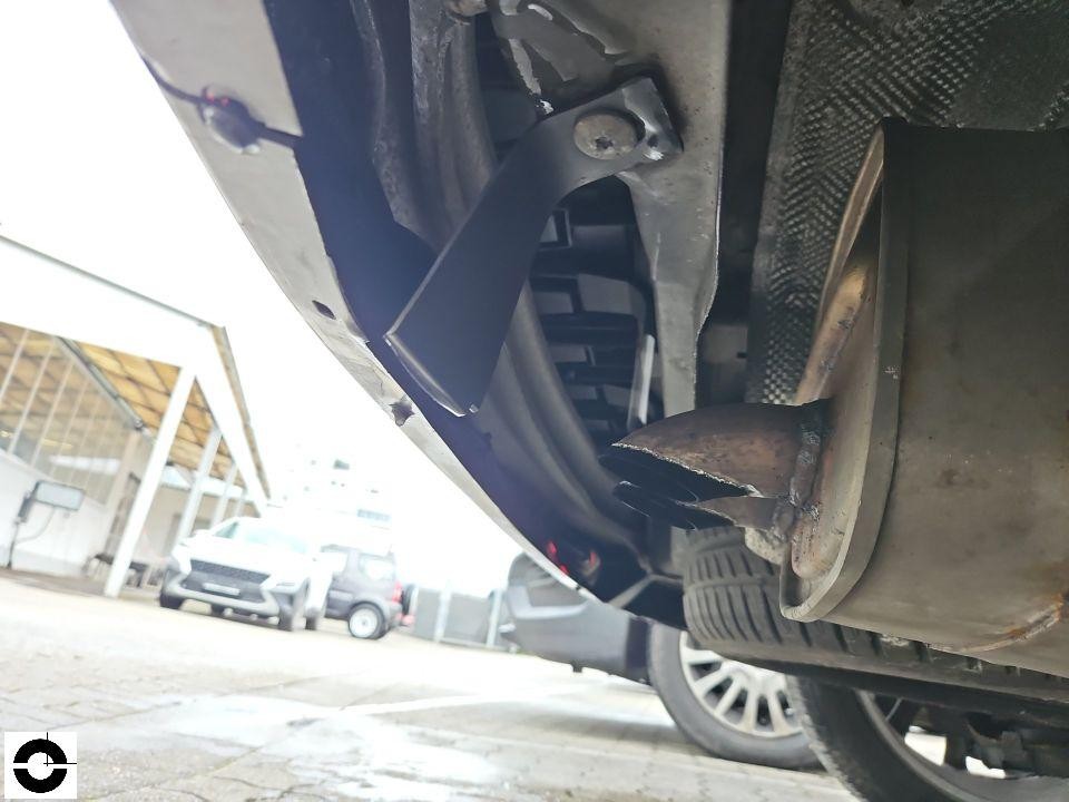 Unterbodenansicht hinten rechts, Auspuffendrohr und Stoßfängerverkleidung sichtbar