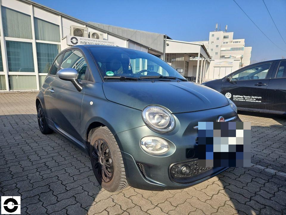 Frontansicht schräg rechts, mattgrauer Kleinwagen, keine sichtbaren Schäden