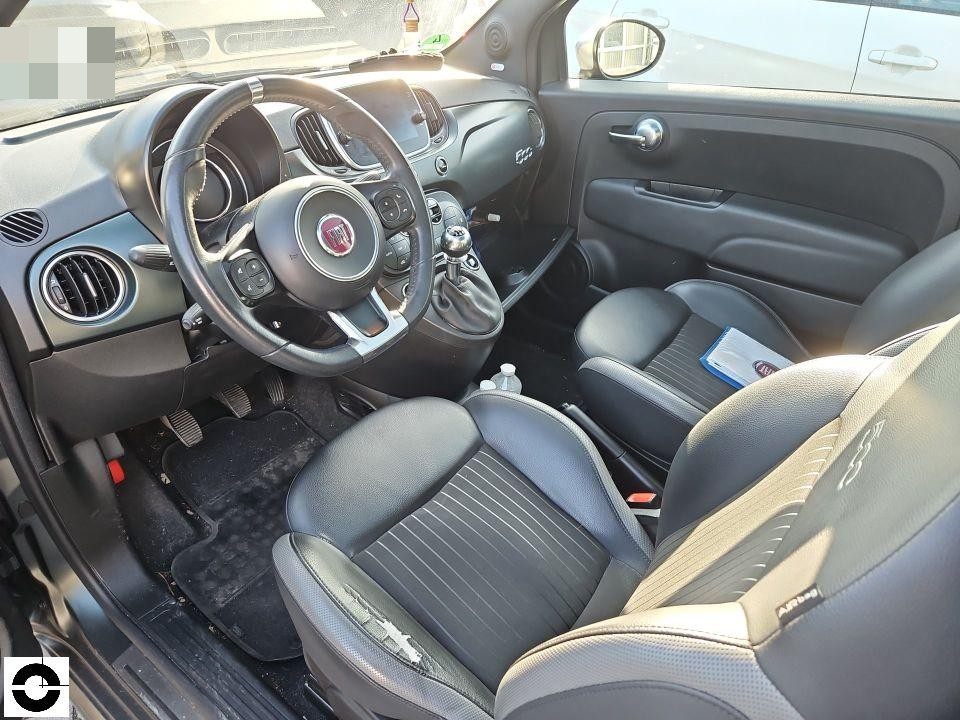 Innenraum, Blick auf Fahrersitz, Lenkrad und Mittelkonsole, keine Schäden sichtbar