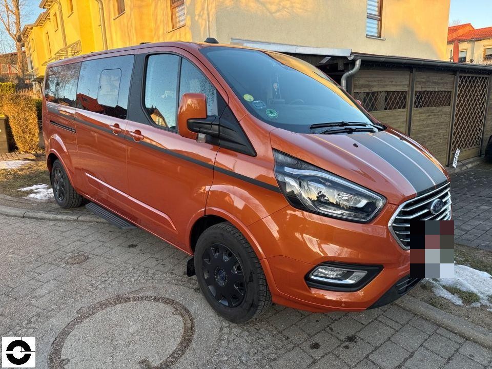 Schrägansicht von vorne rechts, orangefarbener Transporter, keine sichtbaren Schäden