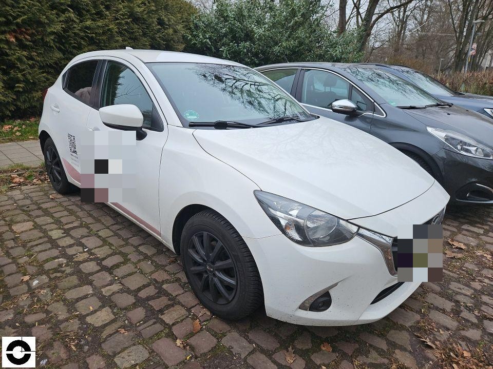 Frontansicht schräg rechts, weißes Fahrzeug auf Kopfsteinpflaster, keine sichtbaren Schäden