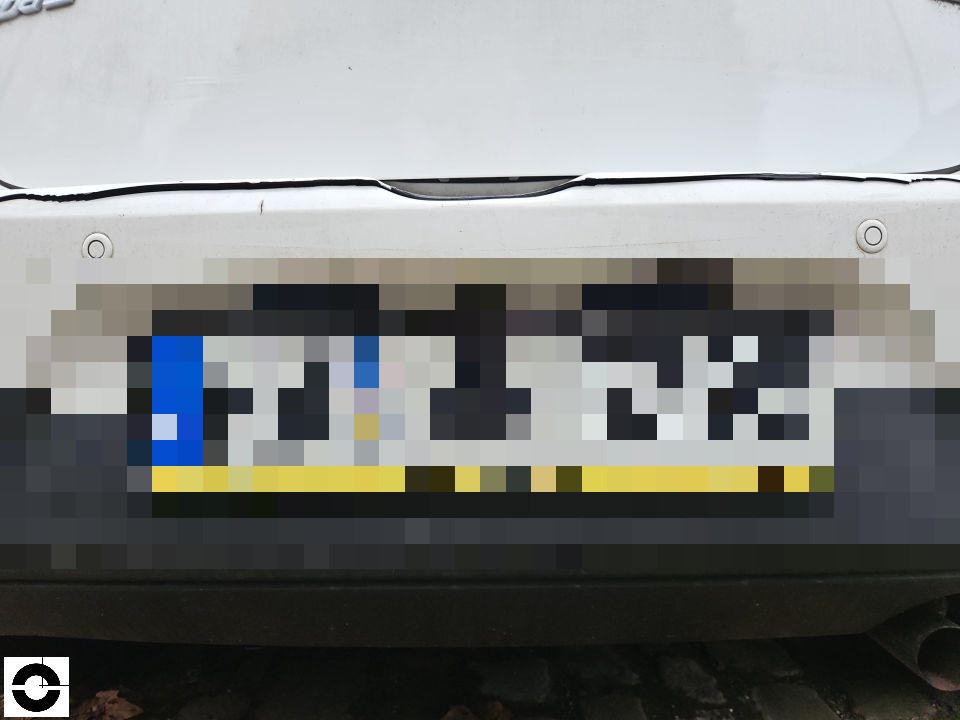 Heckansicht, Kofferraumklappe mit pixeliertem Kennzeichen, leichte Verschmutzung