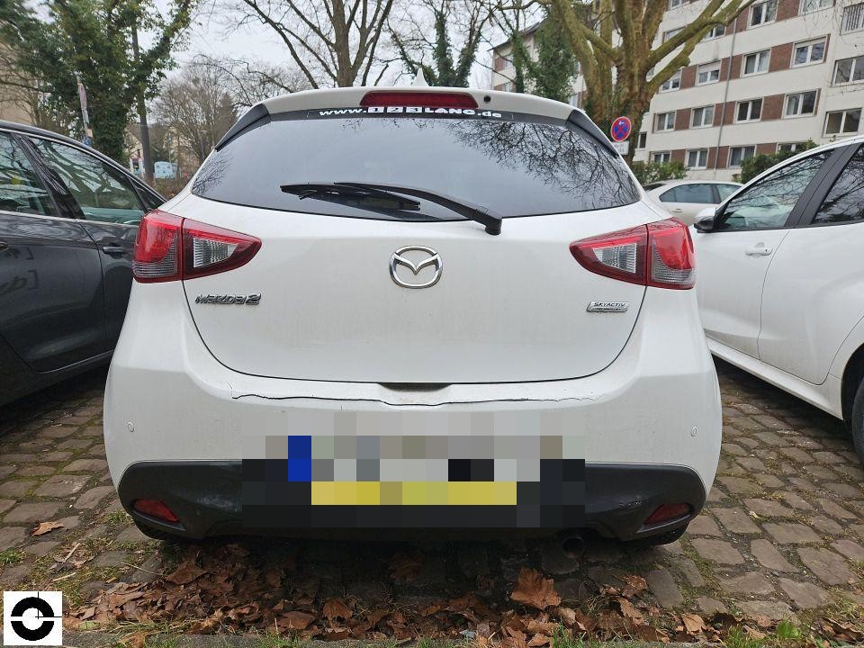 Heckansicht, Schaden an Heckstoßstange rechts, Delle und Kratzer sichtbar