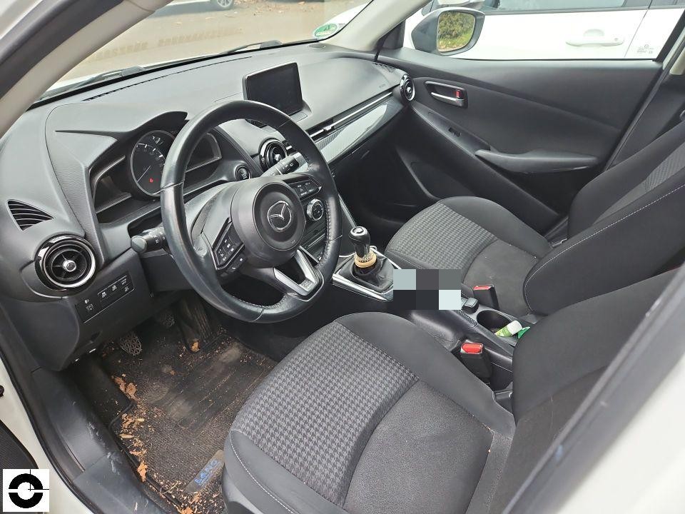 Innenraum Fahrerseite, Lenkrad, Sitze und Mittelkonsole, verschmutzter Fußraum