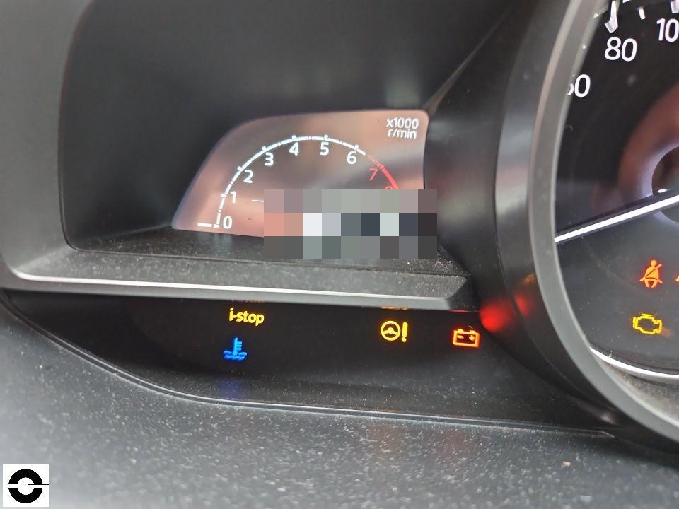 Kombiinstrument mit Drehzahlmesser, Warnleuchten aktiv (Motorstörung, i-stop, Lenkung)