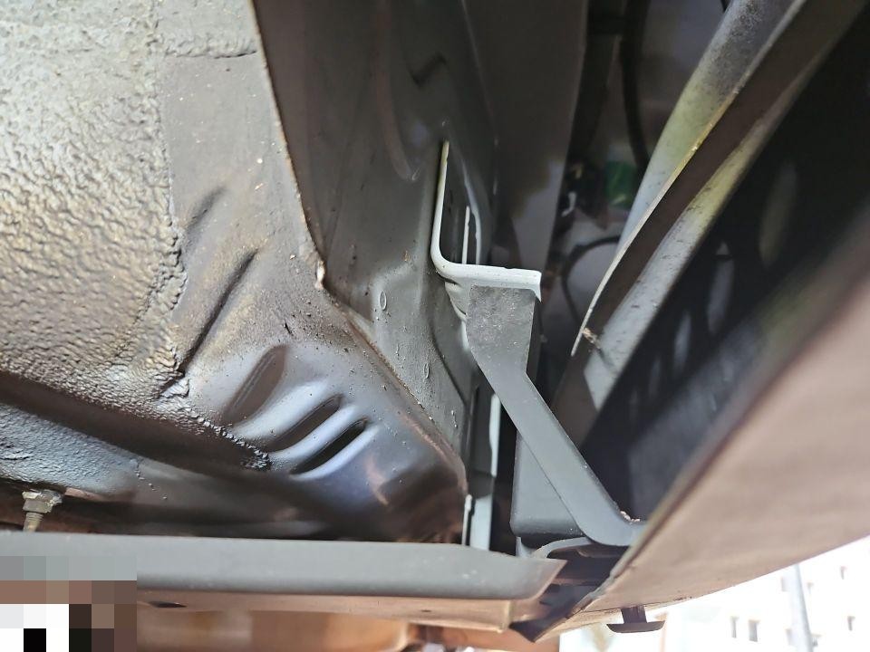 Unterboden-Ansicht mit Längsträger und Halterungen, leichte Verschmutzung sichtbar